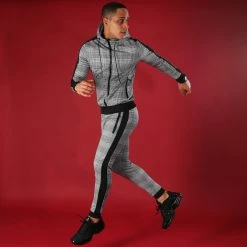 Le moins cher 🌟 Ensemble Jogging A Carreaux Avec Bandes 0020 Gris de LBO ⌛ -France LBO Soldes Boutique lbo 242562 FAB 1070574 0020 20210113T112829 05