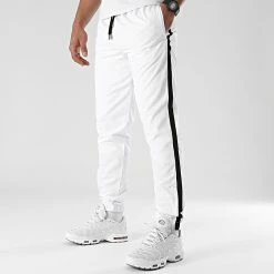 Le moins cher 👏 Pantalon Jogging A Bandes Noir 0024 Blanc de LBO 🧨 -France LBO Soldes Boutique lbo 287378 FAB LBO 10701336 0024 20211019T074258 03