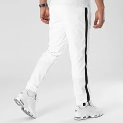 Le moins cher 👏 Pantalon Jogging A Bandes Noir 0024 Blanc de LBO 🧨 -France LBO Soldes Boutique lbo 287378 FAB LBO 10701336 0024 20211019T074259 04