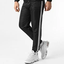 Bon marché 👍 Ensemble De Survêtement Avec Bandes 0043 Noir de LBO ⭐ -France LBO Soldes Boutique lbo 289185 FAB LBO 10701336 0043 20211217T074700 04