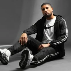 Bon marché 👍 Ensemble De Survêtement Avec Bandes 0043 Noir de LBO ⭐ -France LBO Soldes Boutique lbo 289185 FAB LBO 10701336 0043 20220204T090904 05